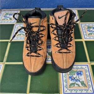 Nike kids  Brown and Black Boots 4.5y